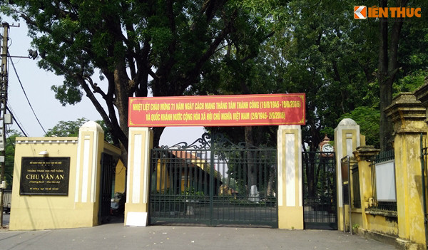 Nhiều trường học cũng được treo khẩu hiệu chào mừng ngày Quốc khánh.