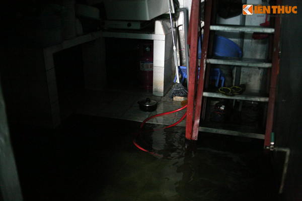 Nhiều đồ đạc, vật dụng của người dân phía bên trong nhà phải sơ tán đi chỗ khác hoặc đặt lên chỗ cao hơn để tránh nước ngập.