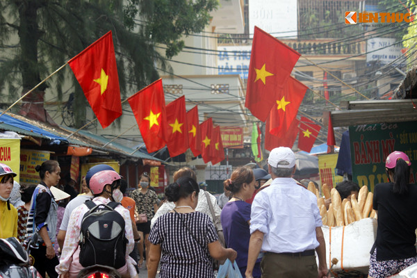 Những ngày này, hòa chung không khí tưng bừng của cả nước chào mừng kỷ niệm 71 năm ngày Quốc khánh nước Cộng hòa xã hội chủ nghĩa Việt Nam (2/9/1945-2/9/2016), tại nhiều tuyến phố, con ngõ của Hà Nội, cờ đỏ sao vàng tung bay rực rỡ.