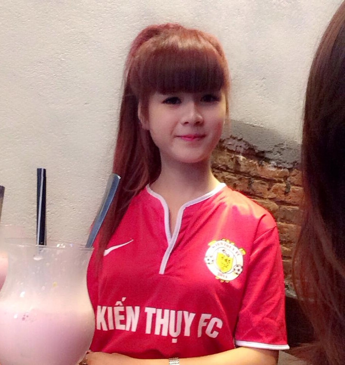 Theo tìm hiểu, cổ động viên nữ xinh đẹp trong bức ảnh gây sốt có nickname Hằng Mun, hiện đang là thành viên Kiến Thụy FC, hội cổ động viên bóng đá Hải Phòng.