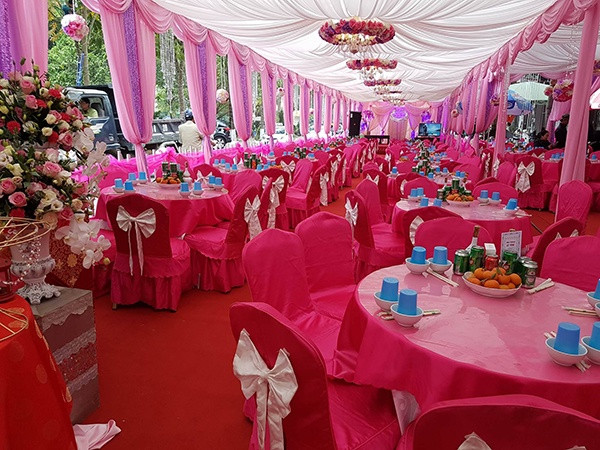 Rạp cưới rộng hơn 200 m2 được dựng trước cửa nhà cô dâu.