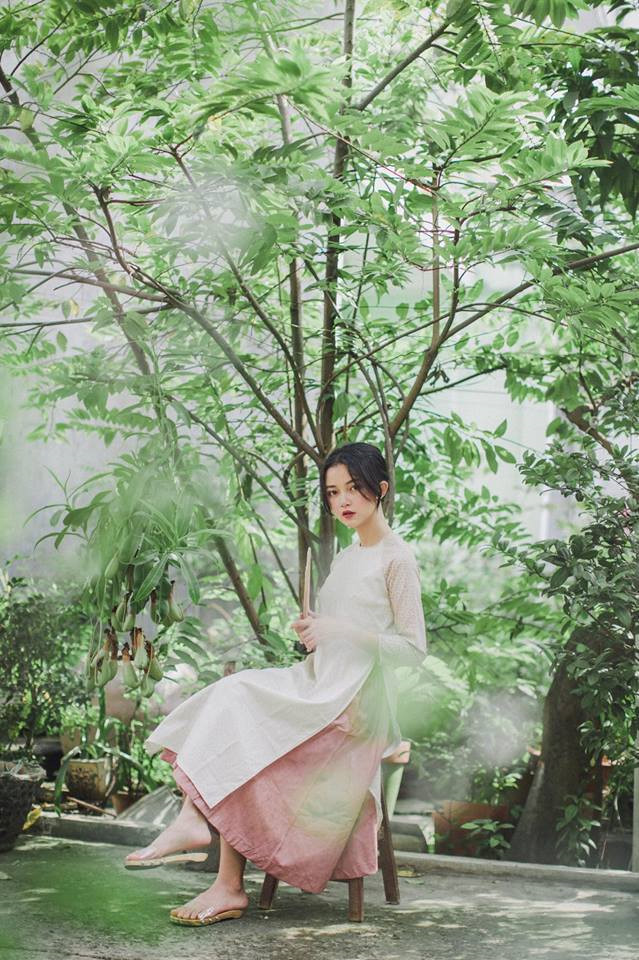 Kỳ Hân duyên dáng trong bộ ảnh chụp áo dài.