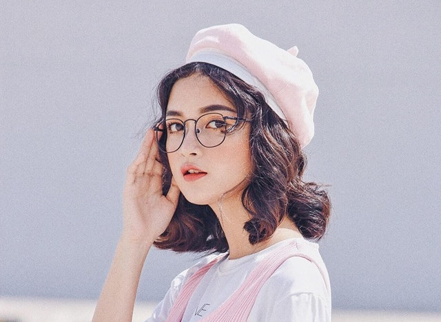 Quyết định bảo lưu ngành học Quản trị Kinh doanh, Kỳ Hân làm việc như một người mẫu ảnh. 9X xinh đẹp là người mẫu chụp lookbook quen thuộc cho nhiều cửa hàng thời trang dành cho giới trẻ tại TP.HCM.