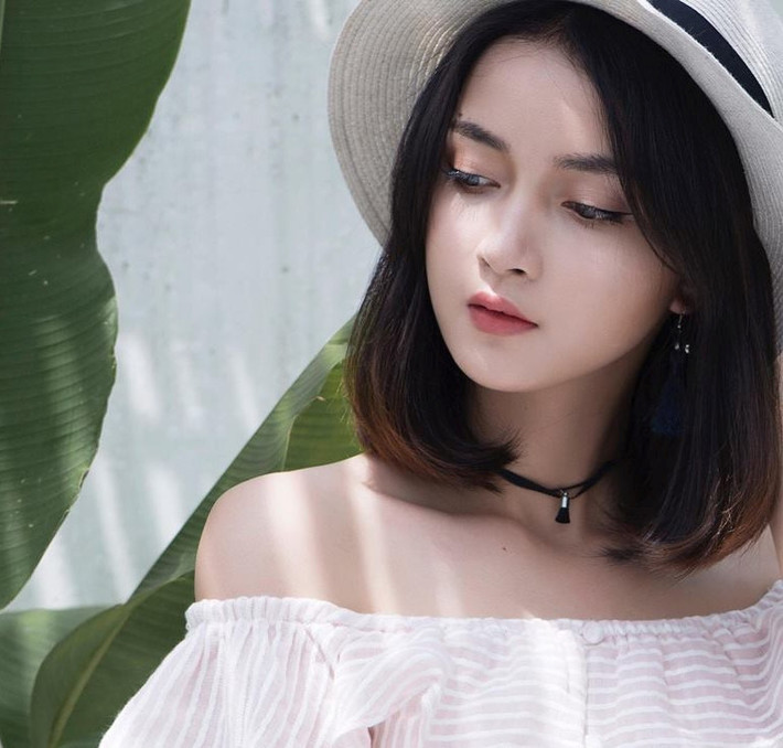 Đó là Mai Kỳ Hân, 22 tuổi, hiện sống tại TP.HCM. 9X tiết lộ đây là lần đầu tiên được tham gia MV của ca sĩ nổi tiếng nên khá hồi hộp. Đối với Kỳ Hân, đây là một trong những trải nghiệm khó quên.