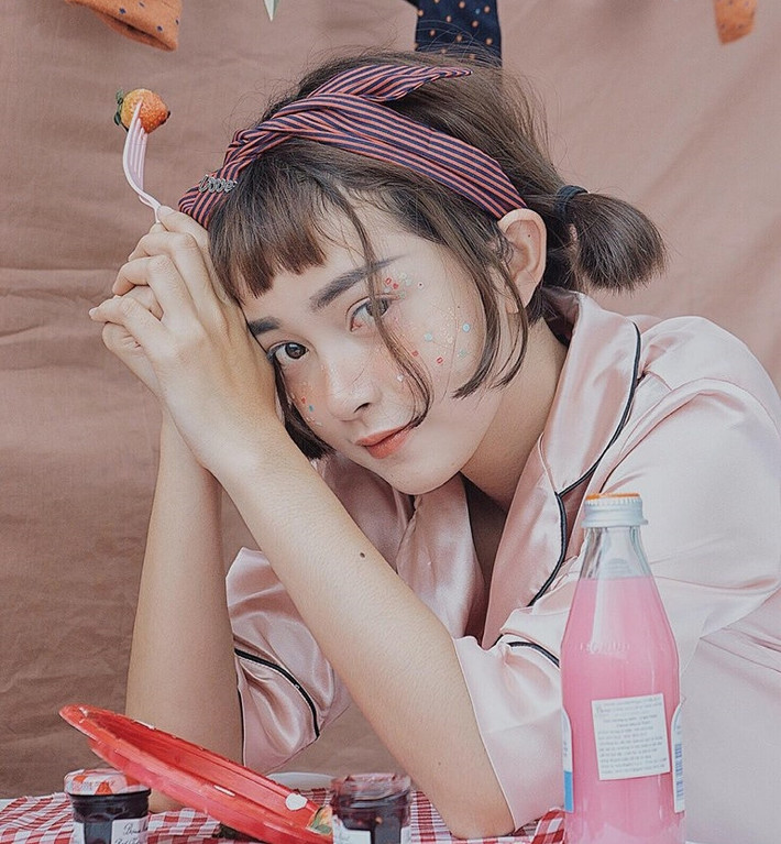 Kỳ Hân cho hay cô được nhiều người quan tâm trên mạng xã hội sau khi đăng tải ảnh của một chuyến đi chơi. Không ít người khen ảnh trên Instagram đẹp và nhờ cô nàng chỉ cách chỉnh sửa ảnh. Hiện, cô có hơn 30.000 người theo dõi trang cá nhân.
