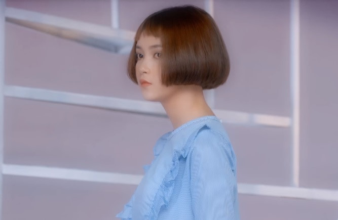 Mới đây, ca sĩ Thanh Duy cho ra mắt MV Tự mình. Sản phẩm mới nhất của nam ca sĩ không chỉ thu hút sự chú ý bởi giai điệu "bắt tai", chất giọng truyền cảm mà còn nhờ diễn viên nữ chính đáng yêu. Cô nàng được nhiều người nhận xét có gương mặt xinh như búp bê.