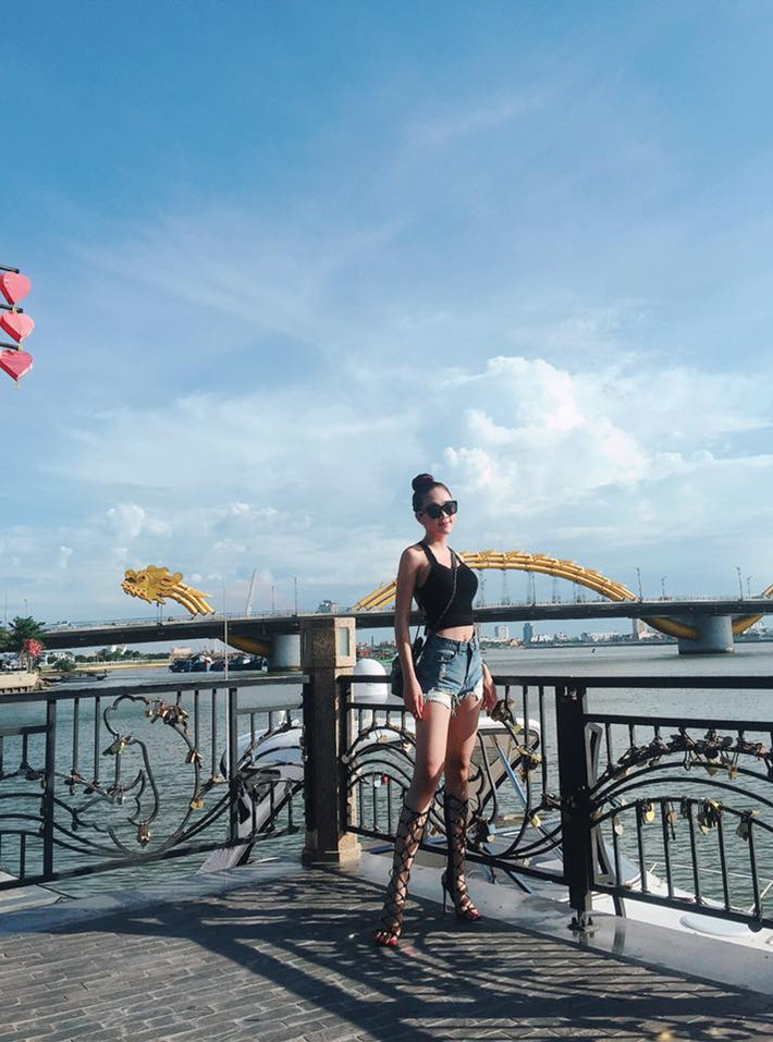 Công việc người mẫu luôn đòi hỏi khắt khe về mặt ngoại hình và trang phục, vì vậy chuyện giữ dáng và lựa đồ là ưu tiên hàng đầu được Tường Vi chú trọng. Cô nàng luôn biết cách sử dụng những set đồ ngắn để tôn lên lợi thế của đôi chân, nhất là khi diện quần sooc, đôi chân dài miên man của Tường Vi luôn thu hút mọi ánh nhìn của người đối diện.