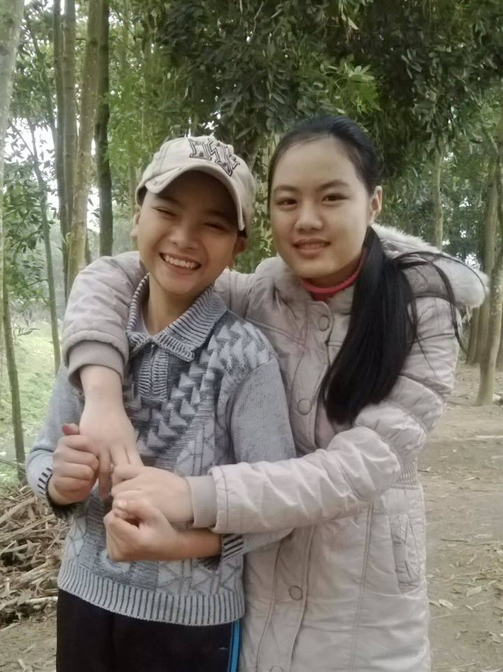Ngoài tình yêu, niềm tự hào với quê hương, Minh Huyền còn rất nặng lòng, nhiều tình cảm với ngôi trường THPT chuyên Lam Sơn, Thanh Hóa. Trên trang cá nhân của mình, Minh Huyền chia sẻ rất nhiều bức ảnh chụp cùng bạn cùng lớp, nhiều album hàng trăm tấm ảnh ghi lại vô vàn kỷ niệm đẹp cùng mái trường thân yêu.