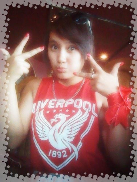 Ngoài là một nữ du học sinh xinh đẹp, nổi bật, Trang Ngọc còn là một fan trung thành của CLB Liverpool, được nhiều bè bạn, các Liverpudians trong nước quen mặt.