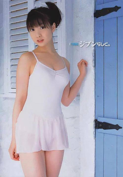 Yui Koike, sinh năm 1991, đang là một trong số những người mẫu nội y trẻ tuổi được giới mày râu yêu thích nhất tại Nhật Bản. Yui còn được nhiều trang mạng nước ngoài nhắc đến như một "thiếu nữ có khuôn mặt trẻ thơ".