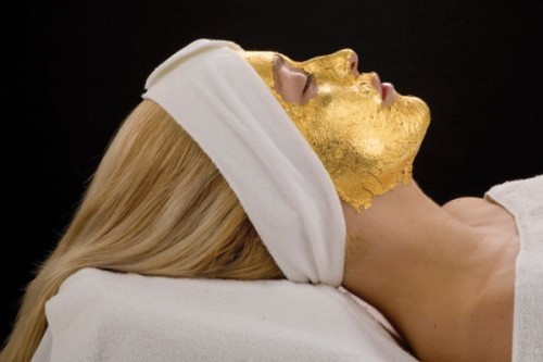 Dịch vụ đắp mặt nạ vàng: Mặt nạ bằng vàng 24 carat được cho là có tác dụng hồi sinh và trẻ hóa làn da. Tại Dubai, nhiều người sẵn sàng chi tới 7.000 đôla để sử dụng dịch vụ này. Ảnh: Stepfeed.
