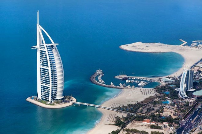 Khách sạn 7 sao duy nhất trên thế giới: Khách sạn Burj Al Arab có dạng cánh buồm với 202 phòng giá thấp nhất là 1.200 USD/đêm, gồm hai tầng và những tiện ích xa xỉ đến không tưởng. Phòng hạng hoàng gia có giá 20.000 USD/đêm. Ảnh: Jebiga.