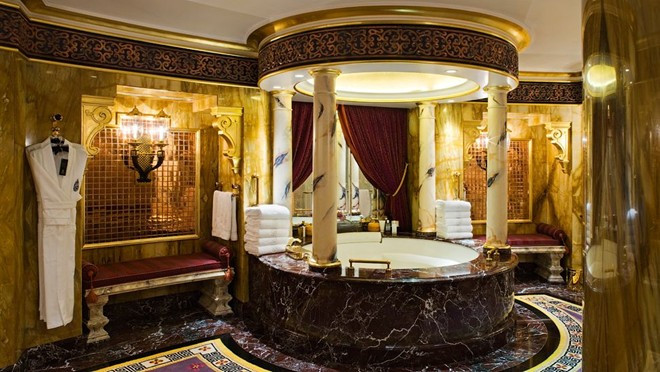Khách sạn dát vàng: 1.965 m2 bên trong khách sạn Burj Al Arab được phủ những lá vàng 24 carat, từ chân ghế cho tới 28.000 chân bóng đèn. Tuy bị chỉ trích vì sự phô trương, nơi đây đã được các tỷ phú nổi tiếng chọn làm nơi nghỉ ngơi. Ảnh: Elitedaily.