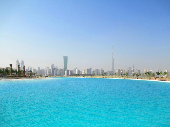 Hồ nước ngọt khổng lồ giữa sa mạc: Tham vọng của Dubai là xây dựng một hồ nước khổng lồ với diện tích lên tới hơn 360.000 m2, tương đương với 330 bể bơi Olympic và tiêu tốn tới 7,1 tỷ đôla. Hồ nước được đặt ở trung tâm thành phố và khi hoàn tất sẽ là hồ nước ngọt nhân tạo lớn nhất thế giới. Giai đoạn đầu đã xong và dự kiến toàn bộ dự án sẽ hoàn thiện vào năm 2020. Ảnh: Emirates.