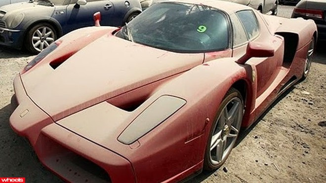 Nghĩa địa siêu xe: Ferrari Enzo, Porsche, Jaguar, Audi, BMW... những chiếc siêu xe hàng triệu người mơ ước đang nằm phủ bụi, chìa khóa vẫn cắm trong ổ. Từng là đồ chơi của những triệu phú, những chiếc xe này bị bỏ rơi khi chủ nhân phá sản và chạy trốn, do Dubai có luật về nợ rất nghiêm khắc. Hàng nghìn chiếc xe loại này đã bị tịch thu và được cảnh sát Dubai bán với giá siêu rẻ. Ảnh: Wheelsmag.
