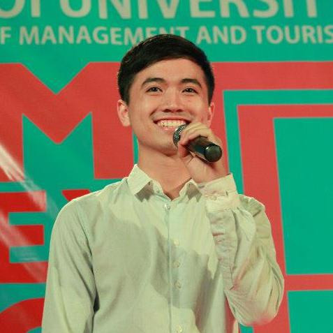 Bùi Minh Quân, sinh năm 1992, vốn được các đồng nghiệp học sinh ở trường Tiểu học Lương Yên, Hà Nội đặt cho biệt danh "thầy giáo hot boy" bởi khuôn mặt bảnh trai, tính tình vui vẻ và giọng hát hay.