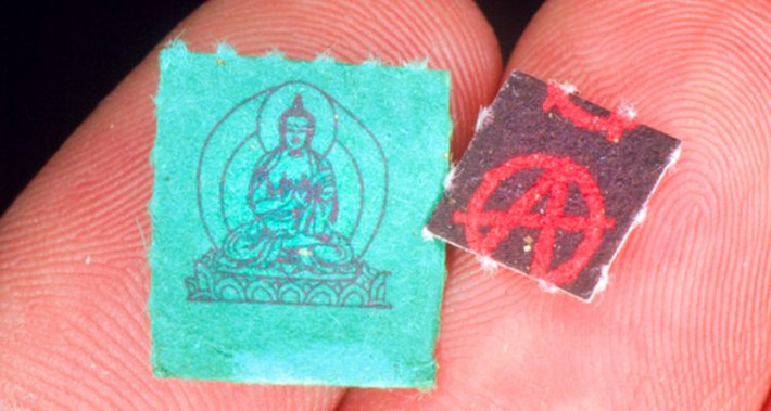 Ma túy tem giấy LSD là một chất không màu, không mùi, không vị... Tuy nhiên khi người dùng dán một miếng vào đầu lưỡi, ngậm trong miệng... những ảo giác sẽ xuất hiện, chúng làm tăng sự hưng phấn, tâm trạng và thậm chí có thể khiến người sử dụng mất kiểm soát. Để mô tả gần sát nhất những ảo giác người dùng ma túy LSD cảm nhận được thì những ảo giác đó kỳ quái, đầy màu sắc và có phần nhòe nhoẹt, dị hợm như chính những hình được in ở mặt sau mỗi miếng dán.