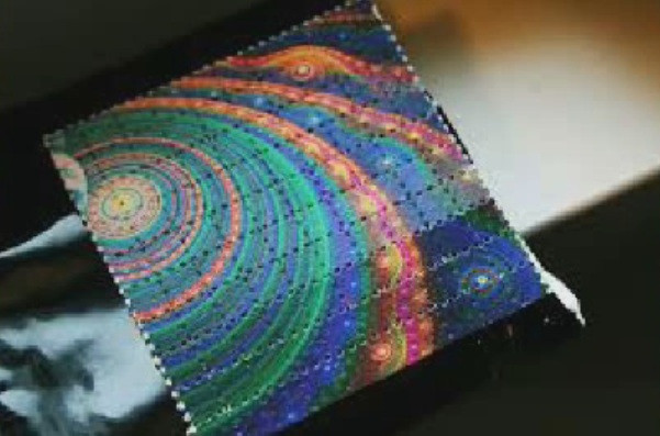 Cận cảnh một miếng ma túy giấy LSD, giới trẻ Việt cần nhận biết và tránh xa. Ảnh trong bài: Wikipedia/Tumblr/Facebook.