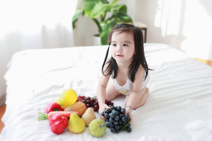 Thừa hưởng những nét đẹp từ mẹ và chị, Kim Chi có là da trắng và đôi mắt to tròn sáng lấp lánh. Ảnh: Đạt Ma Tin.