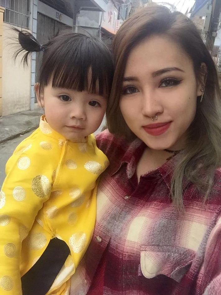 Hai chị em xinh xắn thường bị hiểu lầm là mẹ con nhưng Minh Phượng không hề cảm thấy buồn và xấu hổ.