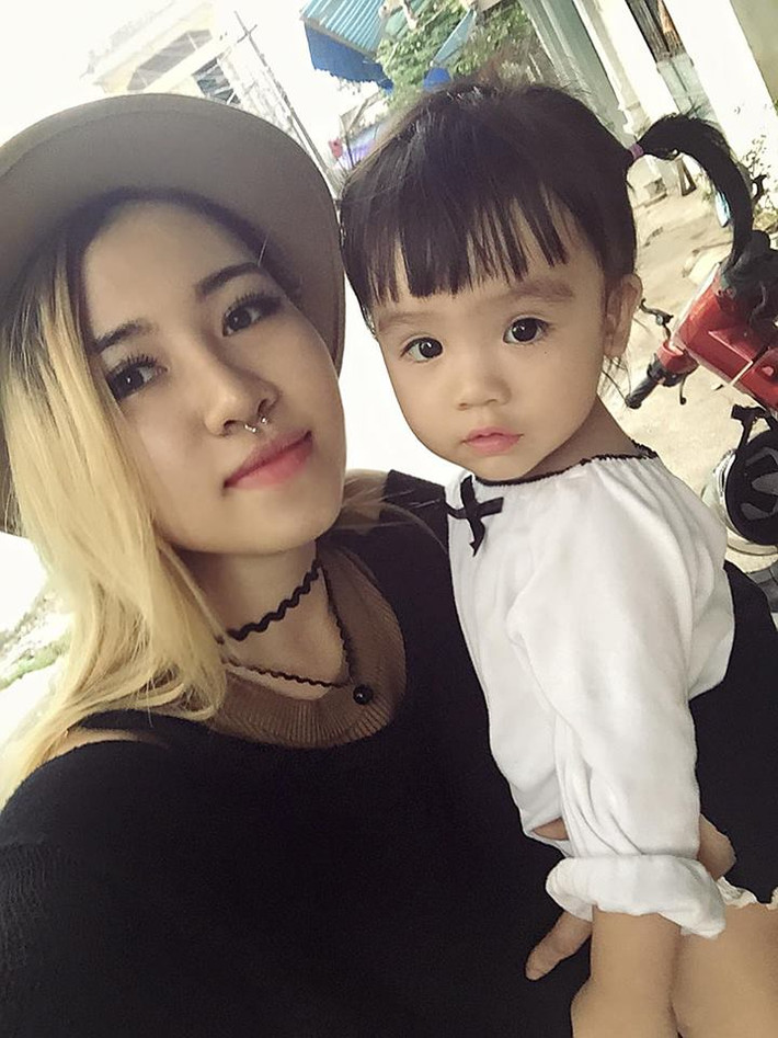 Tuy công việc bận rộn nhưng Minh Phượng thường xuyên dành thời gian để đưa em đi chơi, làm những điều mà Kim Chi yêu thích, nhờ vậy tình cảm hai chị em cách nhau 20 tuổi vô cùng gắn bó.