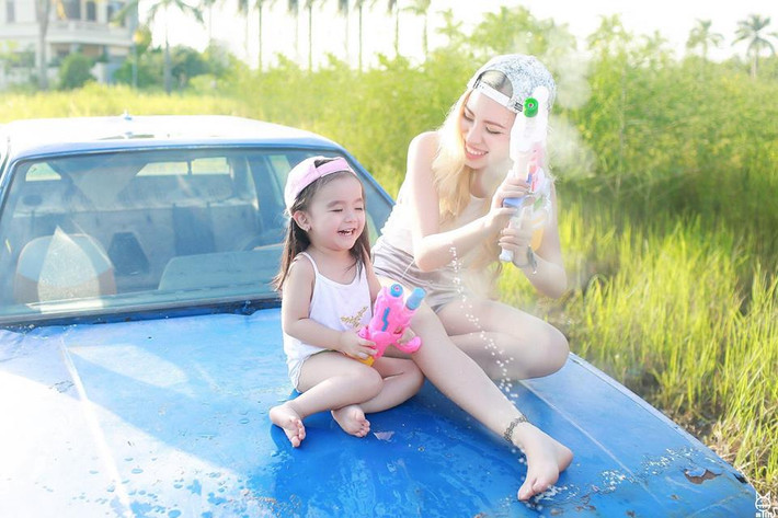 Cô em Kim Chi sinh năm 2014, sở hữu gương mặt xinh xắn, đáng yêu và tính cách vô cùng hiếu động. Kim Chi cũng vô cùng quý chị, mỗi lần chị đi làm về là cô em lại chạy đến trò chuyện líu lo. Từ ngày em gái bé bỏng sinh ra đời cũng là ngày Minh Phượng và mẹ sống trong niềm hạnh phúc lớn lao mà thiên thần nhí mang lại. Ảnh: Đạt Ma Tin.