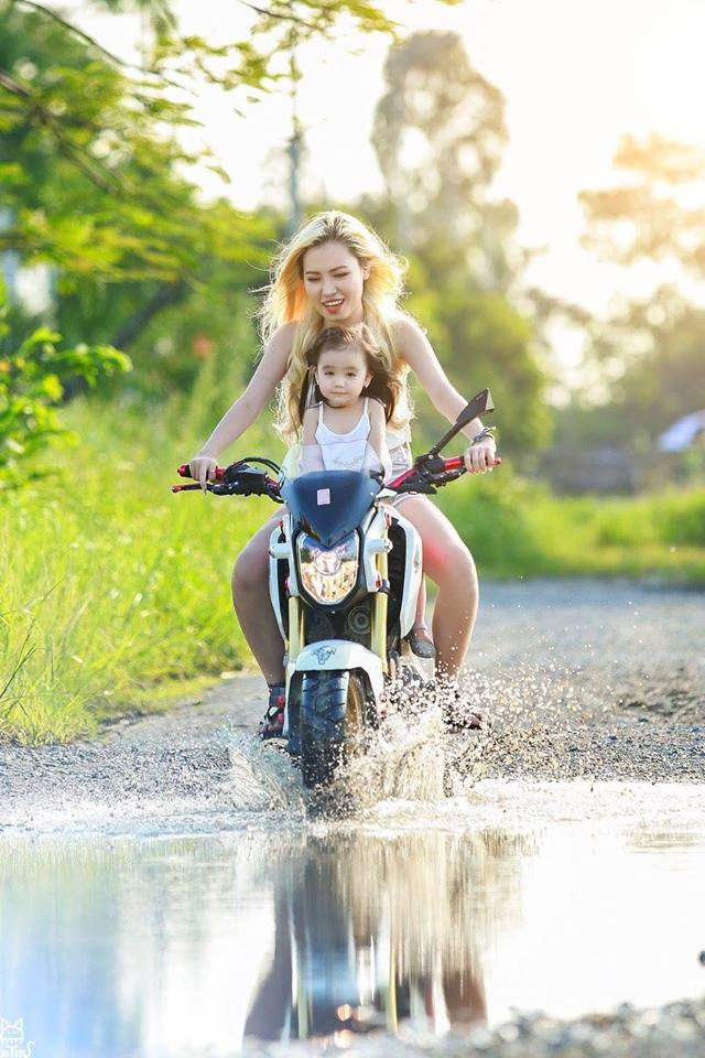 Tuy còn nhỏ tuổi nhưng Kim Chi rất biết nghe lời mẹ và chị, cô bé cũng rất thích được cùng chị chụp ảnh. Trước ống kính, cô nàng không ngại thể hiện những động tác đáng yêu, làm duyên. Ảnh: Đạt Ma Tin.