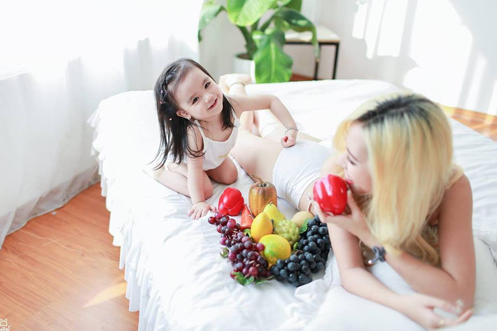Theo chia sẻ của Minh Phượng trên trang cá nhân, cô cho biết mình và em gái cách nhau 20 tuổi, mẹ của nữ vũ công 42 tuổi mới có ý định sinh thêm em bé nên khoảng cách tuổi của cặp chị em mới lớn như vậy. Minh Phượng 22 tuổi, Kim Chi 2 tuổi, hai chị em đi đâu cũng bị mọi người trêu 2 mẹ con. Không hề cảm thấy ngại vì điều đó, ngược lại vì là chị lớn nên Minh Phượng rất yêu thương và cưng chiều em. Ảnh: Đạt Ma Tin.