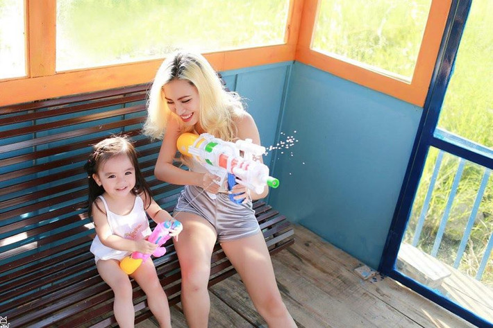 Biết mẹ đã nhiều tuổi phải chăm sóc em vất vả, Minh Phương luôn nỗ lực để hỗ trợ mẹ nuôi em, cô mong muốn có thể làm tất cả mọi điều và không bao giờ để em gái phải chịu thiệt thòi, thua kém bạn bè cùng trang lứa. Ảnh: Đạt Ma Tin.
