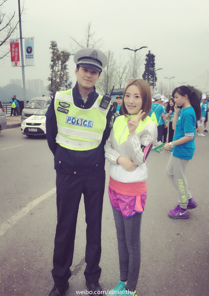 Các cô gái trẻ xinh đẹp tham gia cuộc thi chạy marathon đã tranh thủ xin chụp ảnh bằng được với anh cảnh sát đẹp trai.
