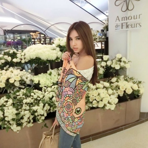 Xinh đẹp và nổi tiếng, Thanchanok Ritnaka nhận được sự ngưỡng mộ rất lớn từ các sinh viên. Cô cũng coi các sinh viên giống như những người bạn của mình, luôn chia sẻ và trò chuyện vui vẻ, nhí nhảnh bên ngoài giờ học.