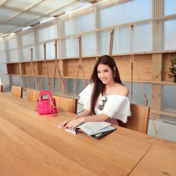 Luôn yêu thích việc học tập, hãnh diện vì bản thân đã tốt nghiệp xuất sắc, Bebe luôn mong muốn có thể truyền đạt lại những kiến thức, kinh nghiệm của mình tới các sinh viên.