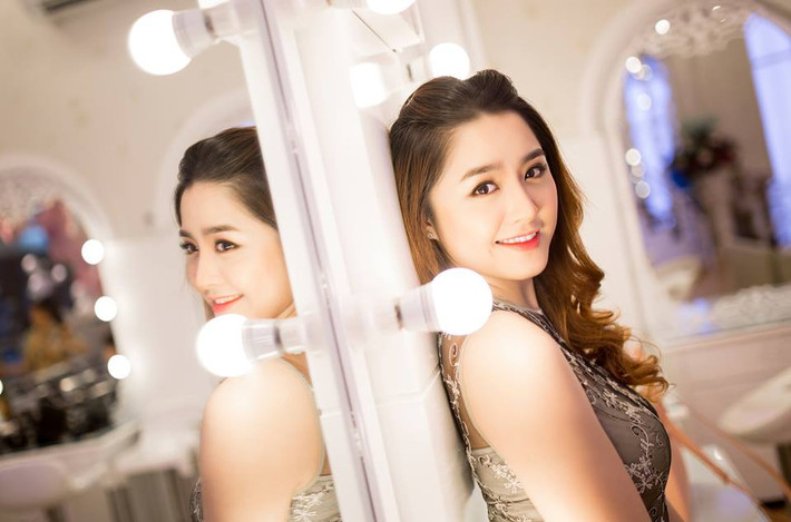 Không chỉ riêng điều kiện sống, sự nghiệp tốt... mà ngoại hình của chị Mai cũng khiến dân tình xôn xao suốt nhiều ngày qua. Sau khi tìm ra thông tin cá nhân về "cô vợ số hưởng" này, nhiều trang tin đã đưa những dòng nhan đề rất "mỹ miều" để mô tả nhan sắc của chị. Qua đó, chị Mai được so sánh như những hot girl, thậm chí còn được khen ngợi là "xinh hơn cả hoa hậu".