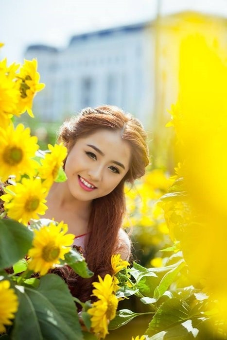 Theo lời kể của chị, chỉ cần vợ thích, anh Quang Đông cũng không tiếc số tiền hàng chục triệu để mua túi xách, hàng hiệu cho vợ. Do cùng có chí tiến thủ cao, cùng với việc đã tự khẳng định mình qua sự nghiệp vững chắc nên trong công việc, chị Mai và anh Quang Đông coi nhau như những người đồng nghiệp, cộng sự đáng tin tưởng nhất. Trong mọi công việc, hai vợ chồng đều có sự hợp tác, bàn bạc và cùng tìm ra những giải pháp, cách thức tốt nhất.