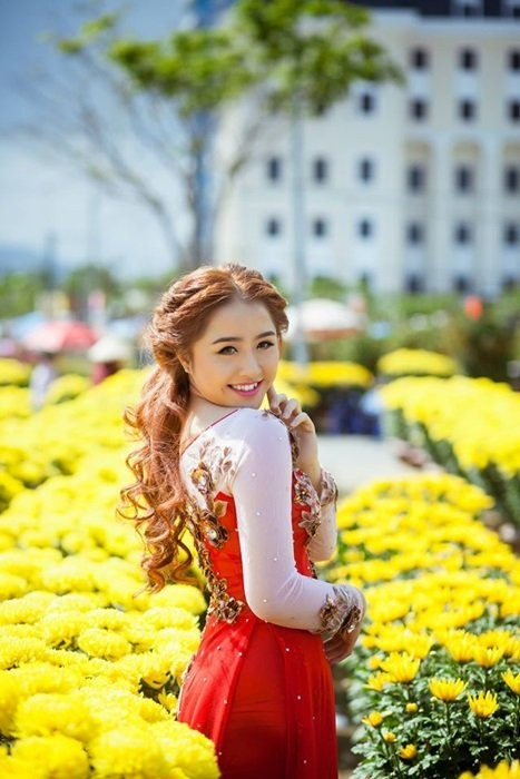 Với một cuộc sống rất vui vẻ, hạnh phúc, không có quá nhiều gánh nặng, áp lực về chuyện kinh tế, dễ hiểu vì sao chị Mai giữ được sự trẻ trung và nhan sắc như thời con gái. Chị Mai luôn biết cách tự chăm sóc bản thân, cũng như chồng con và ngược lại, chị cũng nhận được rất nhiều sự quan tâm từ chồng của mình.