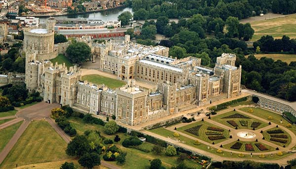 Lâu đài Windsor là dinh thự hoàng gia lâu đời nhất trên thế giới vẫn còn được hoàng gia sử dụng. Lâu đài này nằm trên khu đất rộng 13 mẫu Anh (5,2 ha) với khoảng 1.000 phòng. Windsor là lâu đài có người ở lớn nhất trên thế giới và đã là nơi ở của hoàng gia gần 1.000 năm.