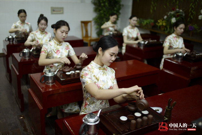 Thành viên của học viện nữ sinh này được học từ những lễ nghi truyền thống của Trung Quốc như pha trà, cắm hoa cho đến nghệ thuật hiện đại như múa ballet và khiêu vũ.