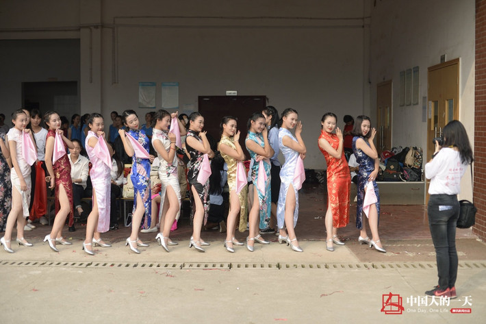 Được thành lập từ năm 1949, ngôi trường có truyền thống chỉ nhận nữ sinh, không có bất cứ nam sinh nào theo học.