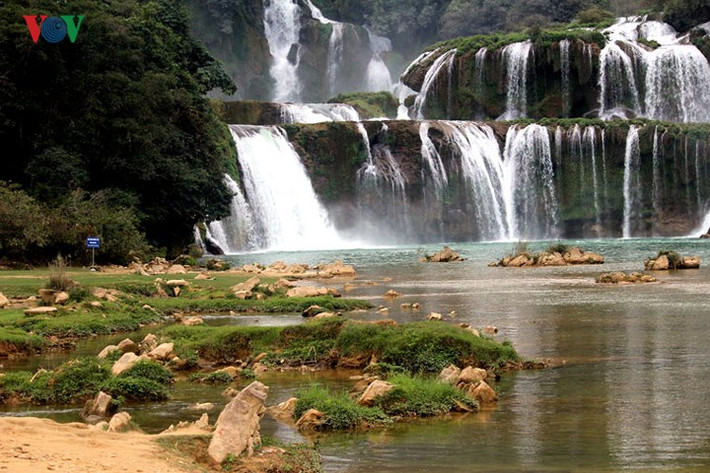 Sau dòng thác là dòng sông Quây Sơn nước trong xanh. Bờ sông với cảnh quan đẹp nên thơ, trong lành.