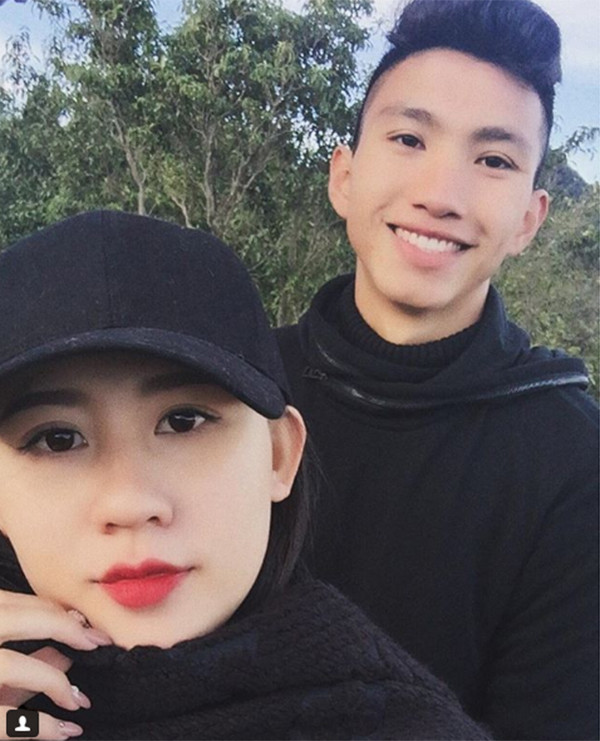 Hậu vệ Đoàn Văn Hậu cũng mới công khai cô bạn gái xinh đẹp trên trang cá nhân. Tuy nhiên, cầu thủ 18 tuổi chưa tiết lộ tên tuổi của bạn gái.