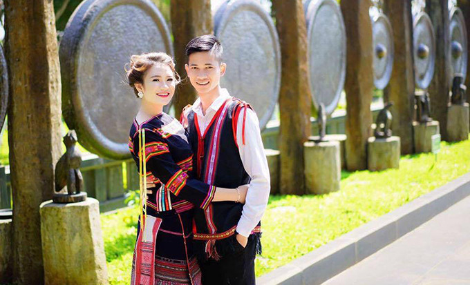 Trong số dàn cầu thủ U23 Việt Nam đang tập trung chuẩn bị cho vòng chung kết giải U23 châu Á 2018, A Hoàng là một trong những người lập gia đình sớm nhất. Hậu vệ 22 tuổi của CLB HAGL cưới vợ hồi tháng 3 vừa qua. Bà xã của A Hoàng là Đinh Giang Hiền, cháu nội anh hùng Núp nổi danh của đất Tây Nguyên.