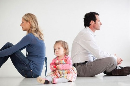 4. Bài trí quá nhiều hoa tươi và hoa giả ở Đào hoa vị: Đào hoa vị hay còn gọi là vị trí đào hoa, thông thường là hướng Chính Tây, Chính Đông, Chính Nam, Chính Bắc. Tại đây, nếu bày hoa tươi với số lượng hợp lý sẽ kích thích vận đào hoa hưng vượng, giúp nhân duyên tốt đẹp, tình cảm vợ chồng hài hòa, gắn bó. Ngược lại, vị trí này rất kị bày hoa giả và quá nhiều hoa tươi. Bởi như vậy sẽ kích thích Đào hoa sát, xuất hiện tình trạng ngoại tình.