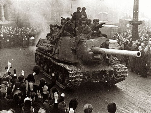 16. Pháo tự hành ISU-152.