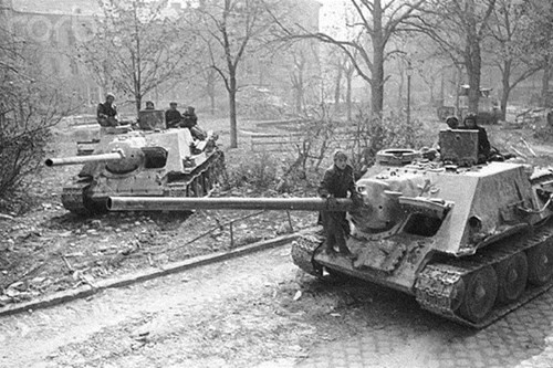 13. Xe tăng Su-100.