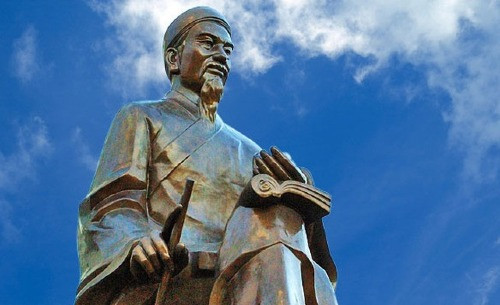 Nguyễn Bỉnh Khiêm (1491 – 1585): Nguyễn Bỉnh Khiêm tự là Hạnh Phủ, hiệu là Bạch Vân cư sĩ hay Trạng Trình với cuốn "sấm Trạng Trình" tiên đoán việc đời sau. Ông là một nhà giáo nổi tiếng Việt Nam thời kỳ Lê – Mạc phân tranh với tính tình cương trực, mạnh mẽ, không sợ cường quyền. Từ nhỏ ông đã có tướng mạo khôi ngô tuấn tú, có trí nhớ hơn người. Ông không hứng thú với chốn quan trường dù từng đỗ Trạng nguyên dưới thời vua Mạc Đăng Doanh và từng dâng sớ hạch tội 18 tên gian thần nhưng bị từ chối. Ông cũng từ quan về ở ẩn, trở thành một nhà giáo lỗi lạc. Học trò của ông trong thời điểm này có những người rất nổi tiếng như Nguyễn Dữ, Phùng Khắc Khoan…