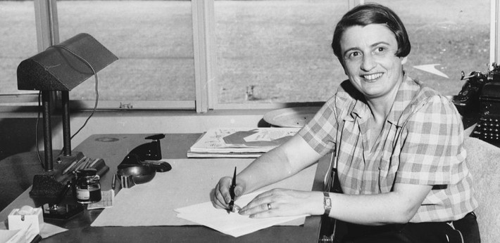 Ayn Rand (2/2/1905 – 6/3/1982): Bà là người phụ nữ đầu tiên trong danh sách 10 người thầy có ảnh hưởng nhất đến nhân loại. Mang trong mình hai dòng máu Nga và Mỹ, bà là tiểu thuyết gia nổi tiếng với hoàng loạt các tác phẩm như: Atlas Shrugge, The Fountainhead, Anthem, We The Living. Bà cũng tham gia viết kịch bản cho một số hãng phim nổi tiếng như: Universal, Pictures và Paramount Pictures. Tuy vậy, giá trị lớn nhất mà bà để lại lại là hệ thống triết học khách quan. Bà phân tích các giá trị và tác động của thế giới quan tới mọi mặt của một cá nhân. Sau này, lý thuyết mà bà đưa ra đã lưu truyền rộng rãi trong giới sinh viên.