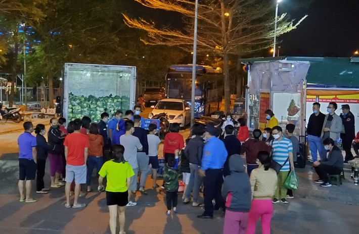 Khoảng 22h ngày 21/2, nhiều người dân sinh sống tại một chung cư nằm trên đường Lê Trọng Tấn (Hoài Đức, Hà Nội) đã cùng nhau xuống nơi tập kết xe nông sản Hải Dương, chung tay “giải cứu” hàng tấn rau củ quả của bà con vùng dịch đang gặp khó tiêu thụ.