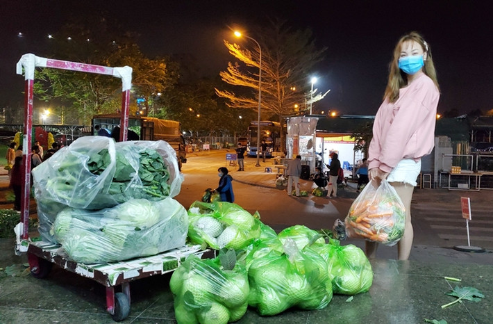 Thời gian đã khuya, nhưng ai nấy cũng cảm thấy vui vẻ khi được chung tay “giải cứu” nông sản ủng hộ bà con Hải Dương giữa thời điểm khó khăn vì dịch bệnh.