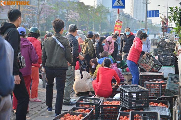 Trước đó, nhằm hỗ trợ bà con vùng dịch, nhiều mạnh thường quân đã nhanh chóng đứng ra thu mua nông sản và bán lại với giá rẻ tại số 38 Giải Phóng, 157 Lạc Nghiệp (Hà Nội). Chiến dịch “giải cứu” nông sản cho bà con vùng dịch được nhiều người dân Hà Nội hưởng ứng nhiệt tình.