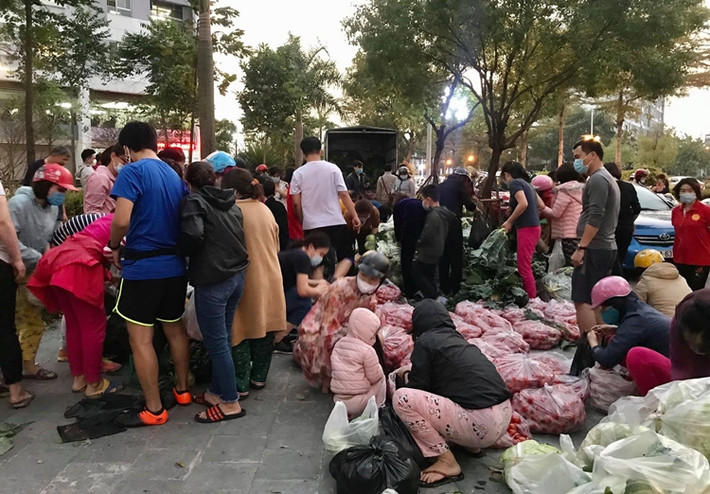 Trước đó, chiều cùng ngày, nhiều cư dân sinh sống tại một chung cư nằm trên địa bàn huyện Thanh Trì (Hà Nội) cũng cùng nhau “giải cứu” hàng tấn nông sản giúp bà con Hải Dương trong mùa dịch.